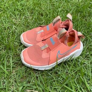 Girls Nike Ready Set Play tennis shoes.